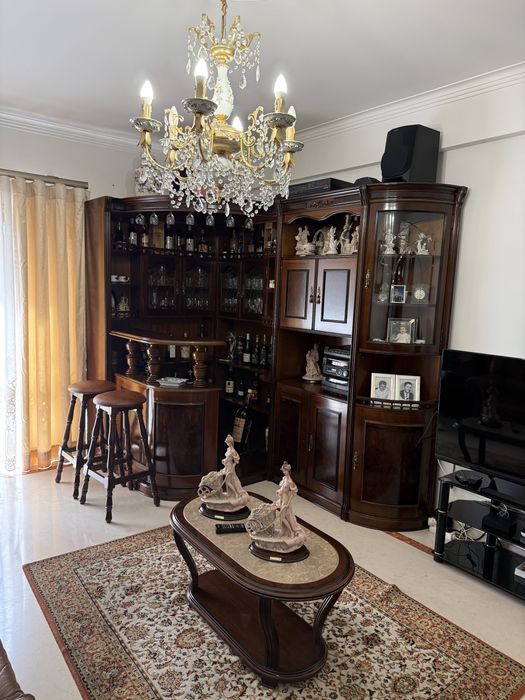 Sala completa: Sofá, bar, mesa de apoio, mesa jantar e cadeiras