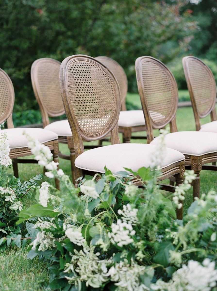 Krzesła rattanowe prowansalskie wynajem ślub wesele wypożyczalnia