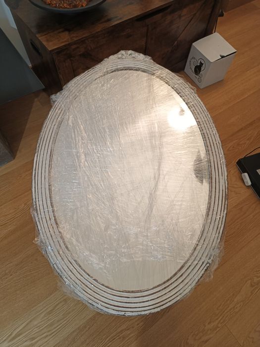 Espelho antigo. Moldura em madeira