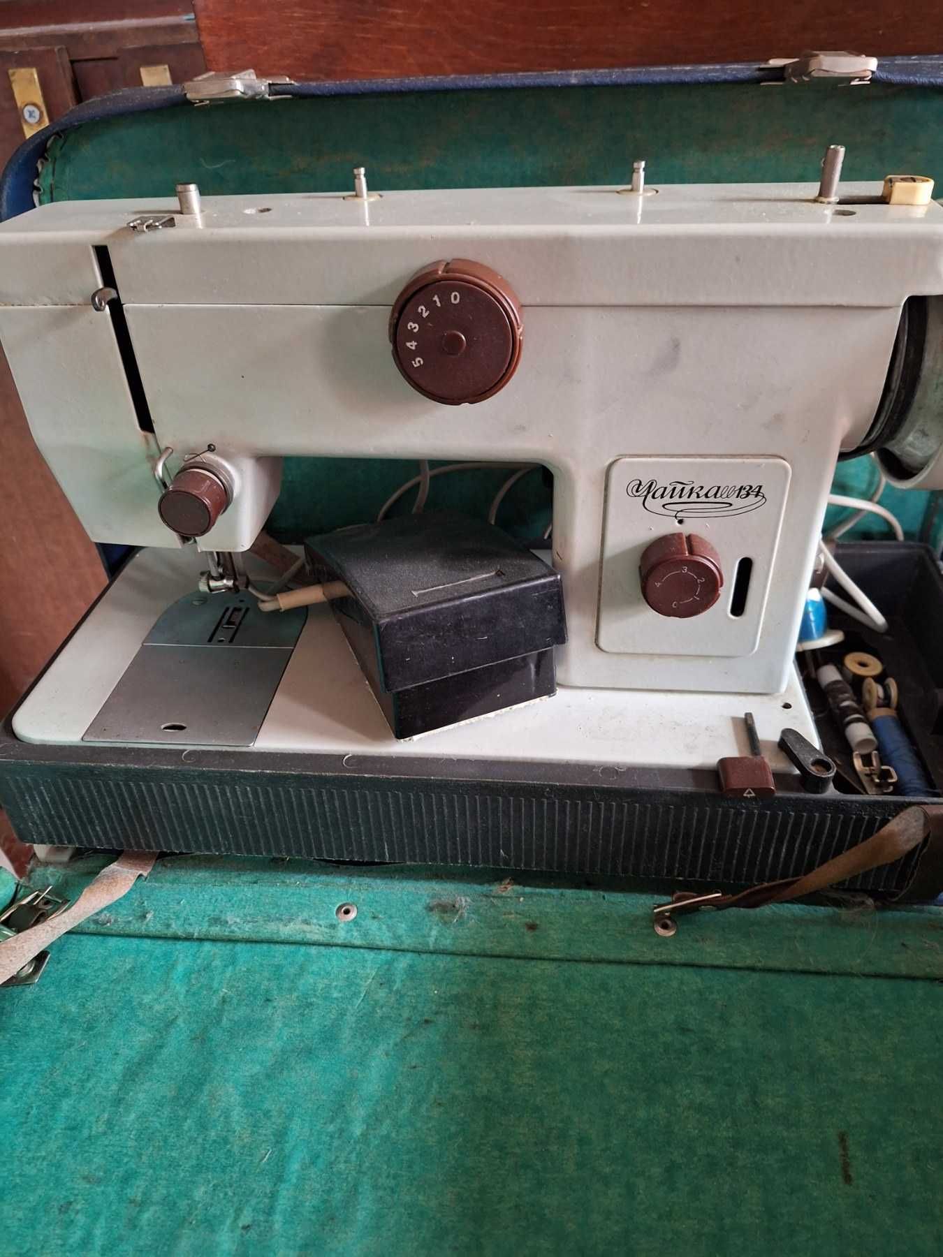 Швейная машинка с электроприводом .