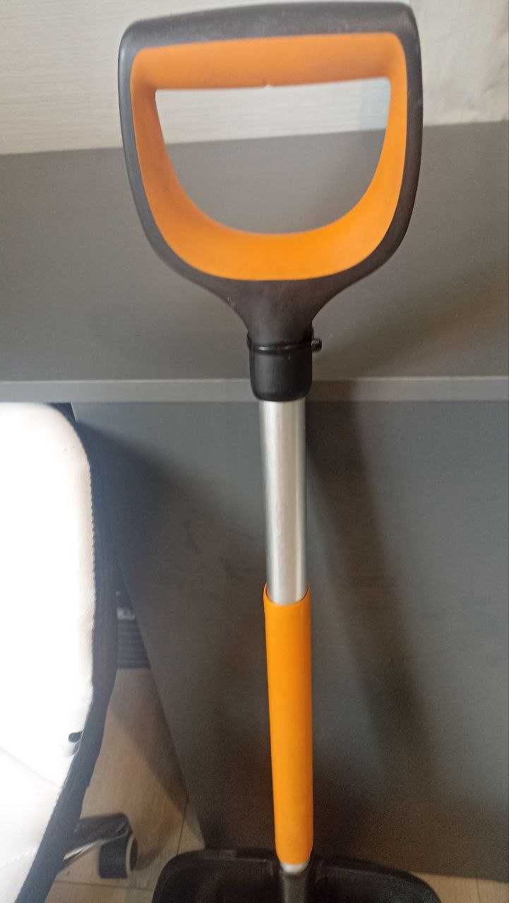 Лопата для прибирання снігу Fiskars