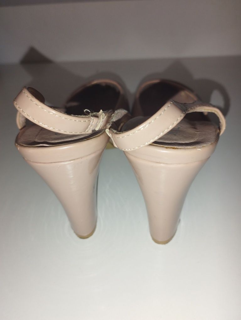 Sapatos salto nude
