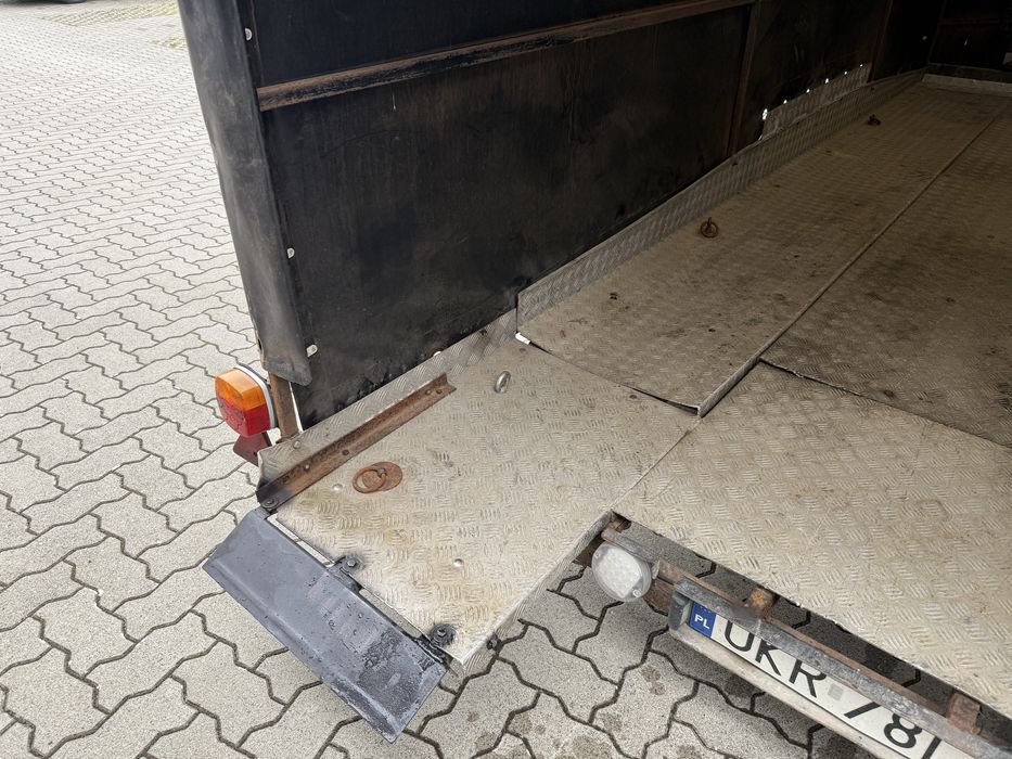 Auto laweta zamknięta