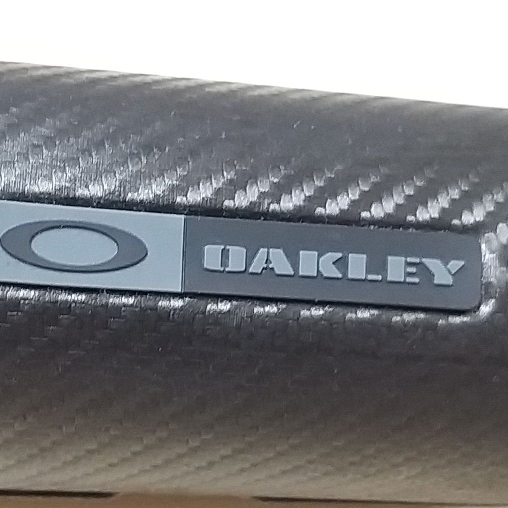 Caixa de óculos Oakley.