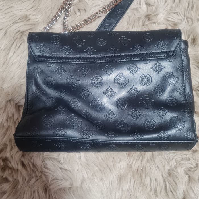 Guess torebka mała listonoszka albo na ramię logowana ze złotym łańcus