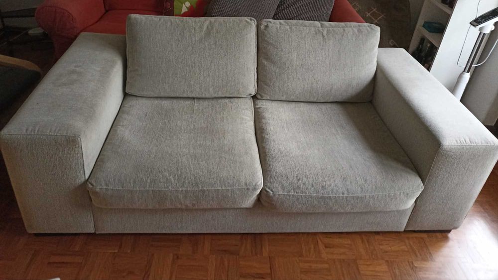 Sofá com estrutura muito boa