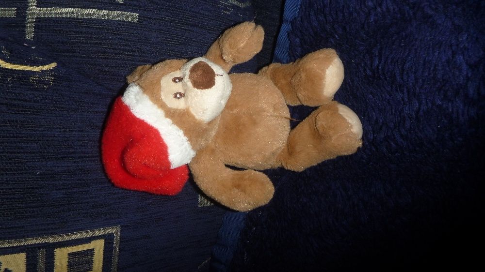 miś w czapce Mikołaja