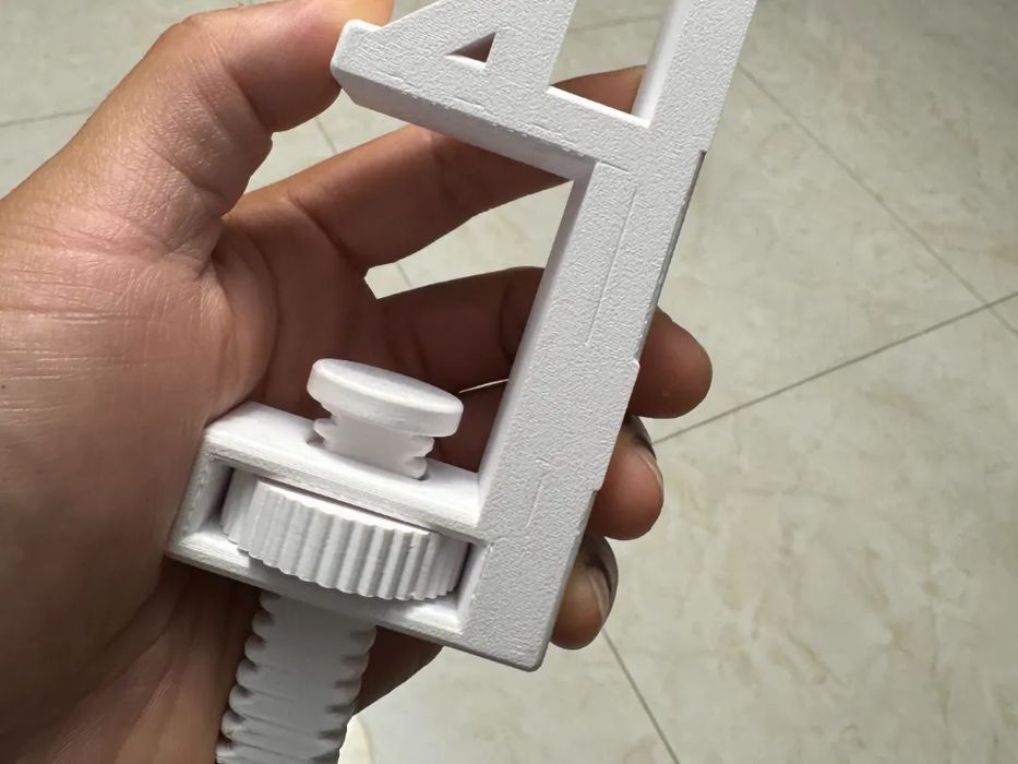 Suporte de Mesa Versátil para Painel Perfurado e Fones