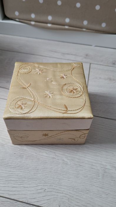 Тримач для прикрас шкатулка