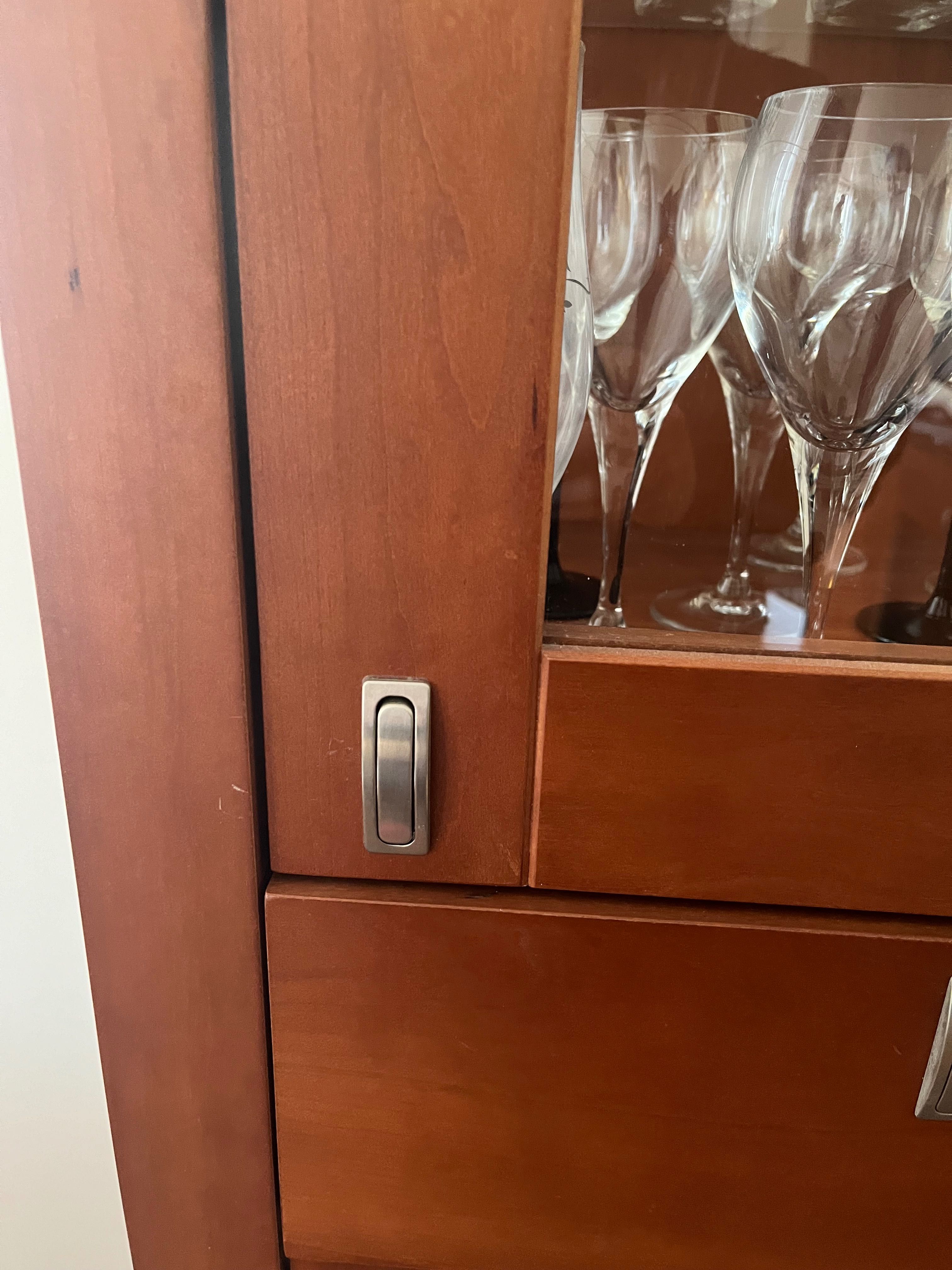 Komoda z witryną szklaną i szufladami ciemny brąz
