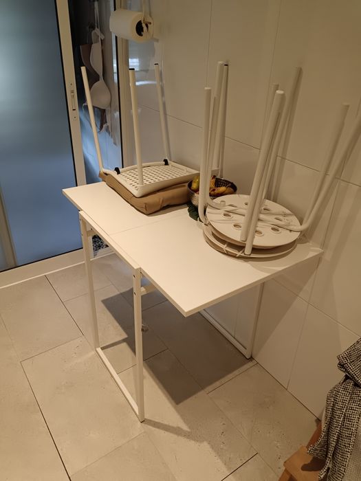 Mesa extensível com uma cadeira e dois bancos