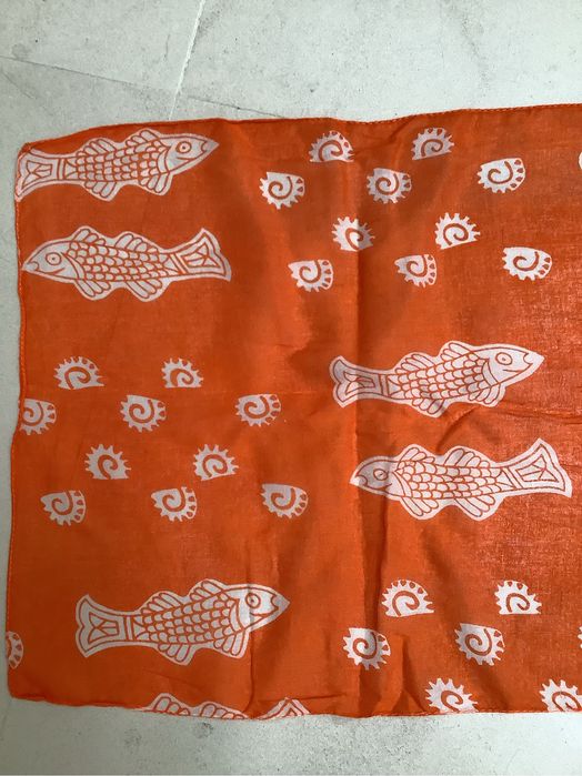 Echarpe laranja com peixes