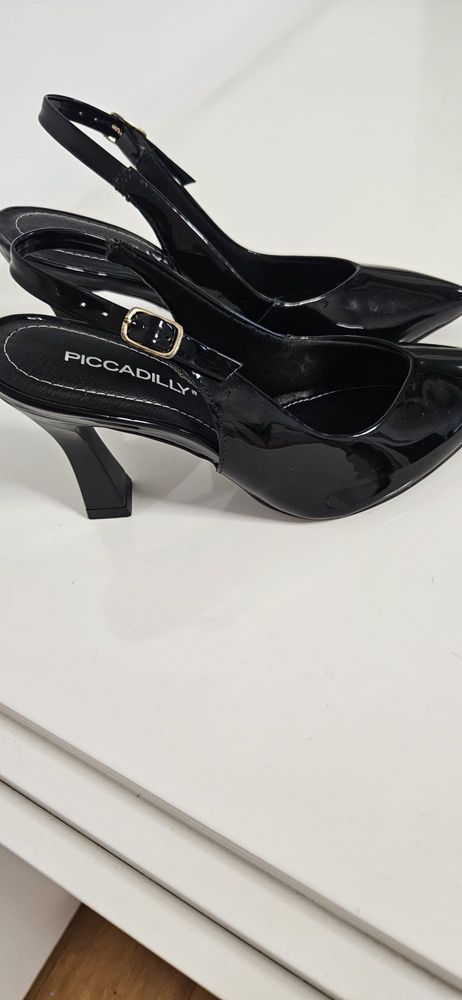 Sapatos pretos como novos