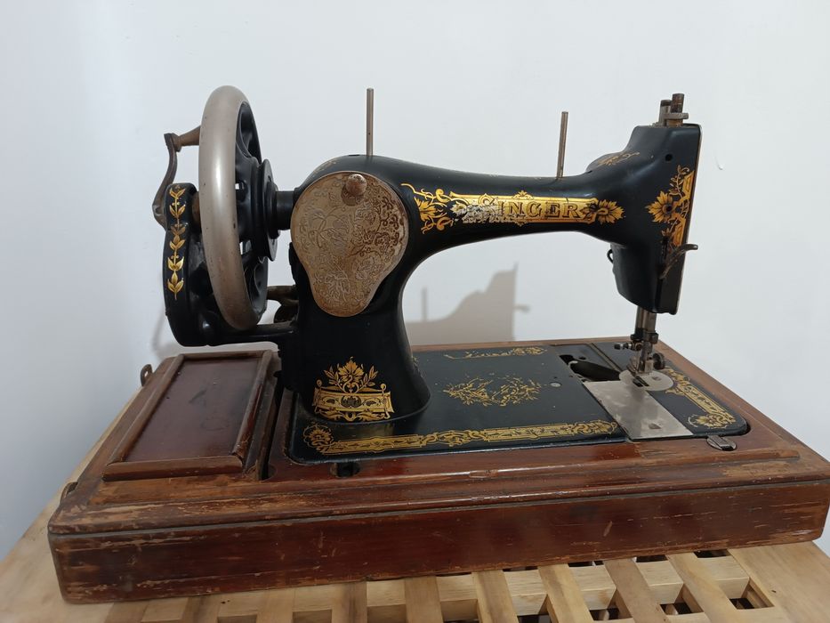 Antyk Stara przedwojenna maszyna do szycia SINGER z drewnianą pokrywą
