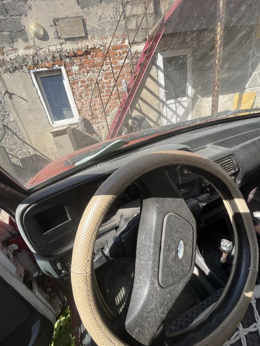 Форд Оріон Червоний