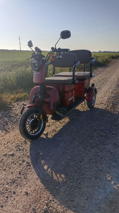 Електроскутер трьох колісний