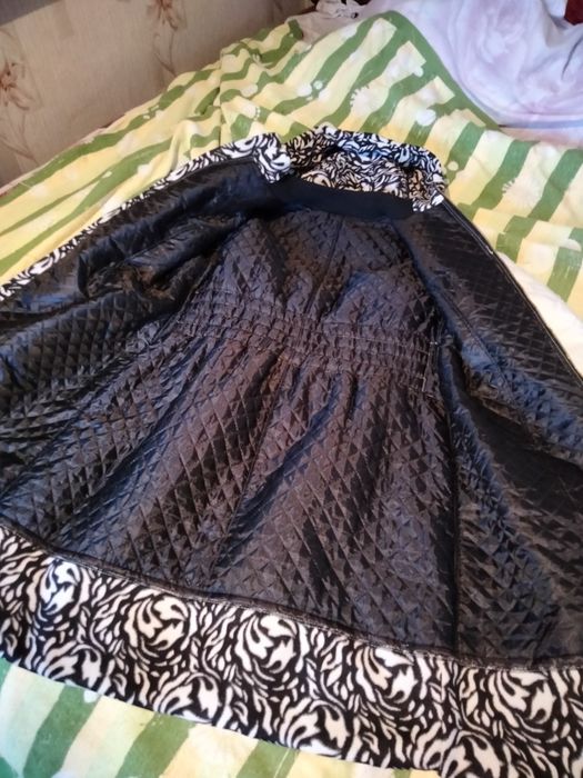 Белое демисизоное пальто.