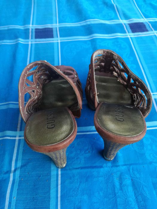 Sandálias socas moules em pele da Guess