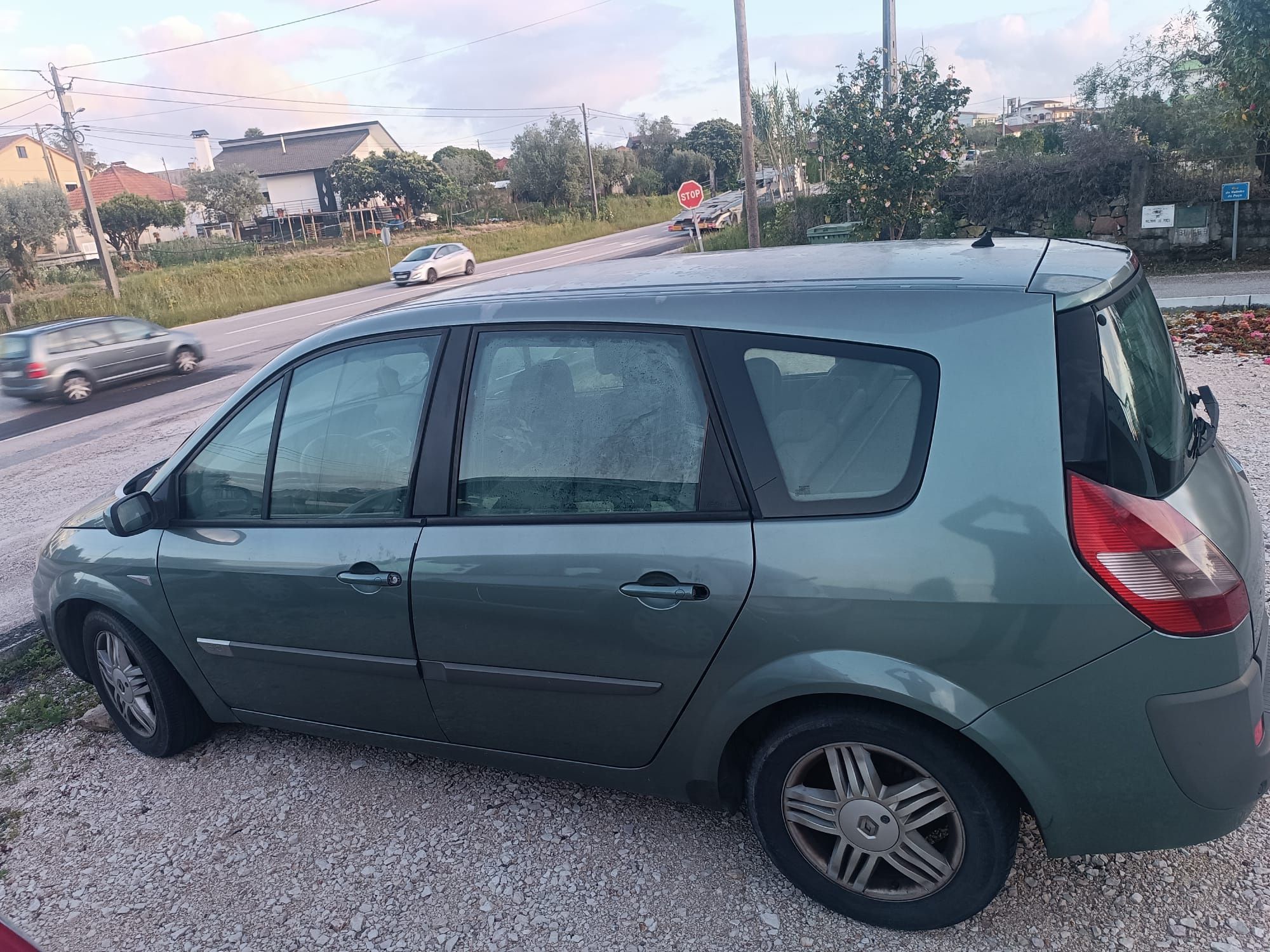 Vendo ou troco Renault Scenic ll 7 lugares. Pra sair até final de sema