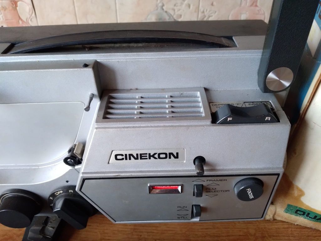 Stary projektor filmowy Cinekon Instduo