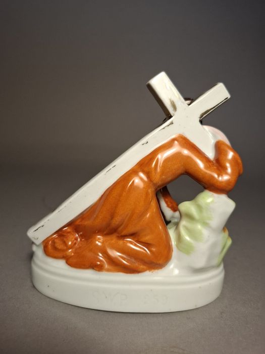 Figurka Jezus upada pod krzyżem biskwit
