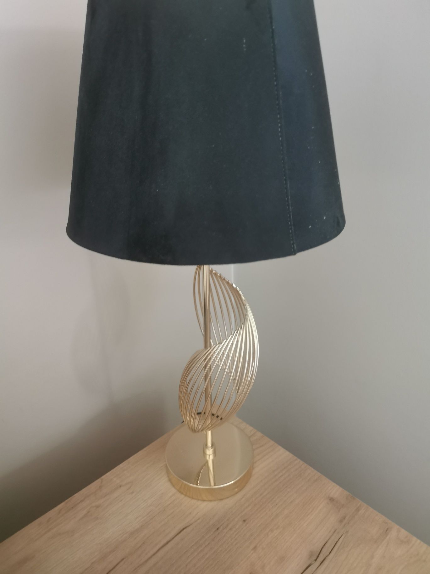 Lampka nocna z kloszem