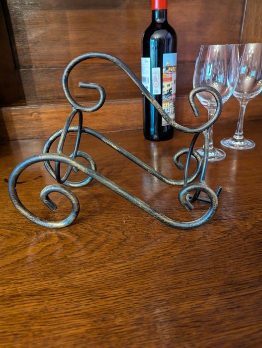 Mosiężny stojak na wino