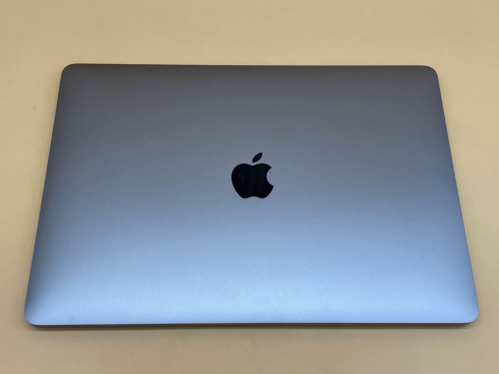 Macbook pro 13.3 2019 i5 256  ssd 8gb оперативки ідеал
