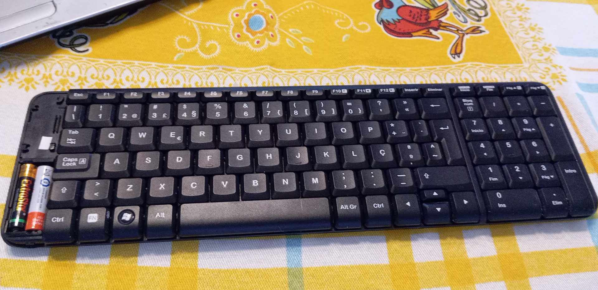 Vendo teclado sem fio, bluetooth, da logitech, a funcionar bem.