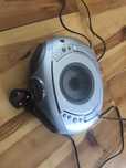 Mały boombox srebrny z zasilcz nke wlacza sie