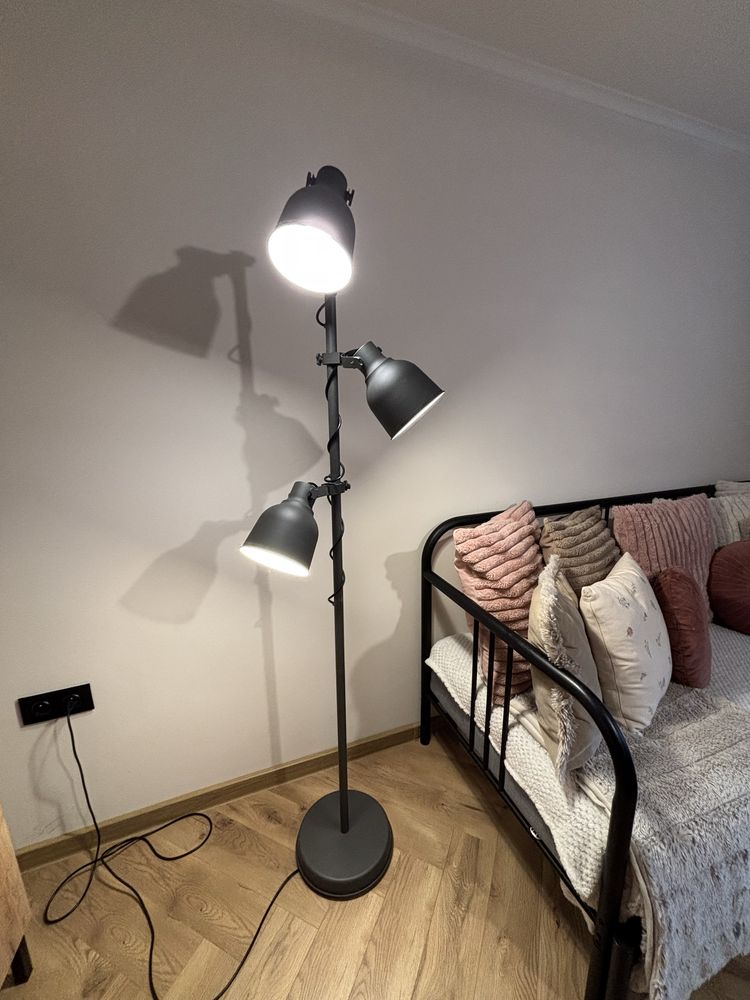 Szara lampa stojaca ikea