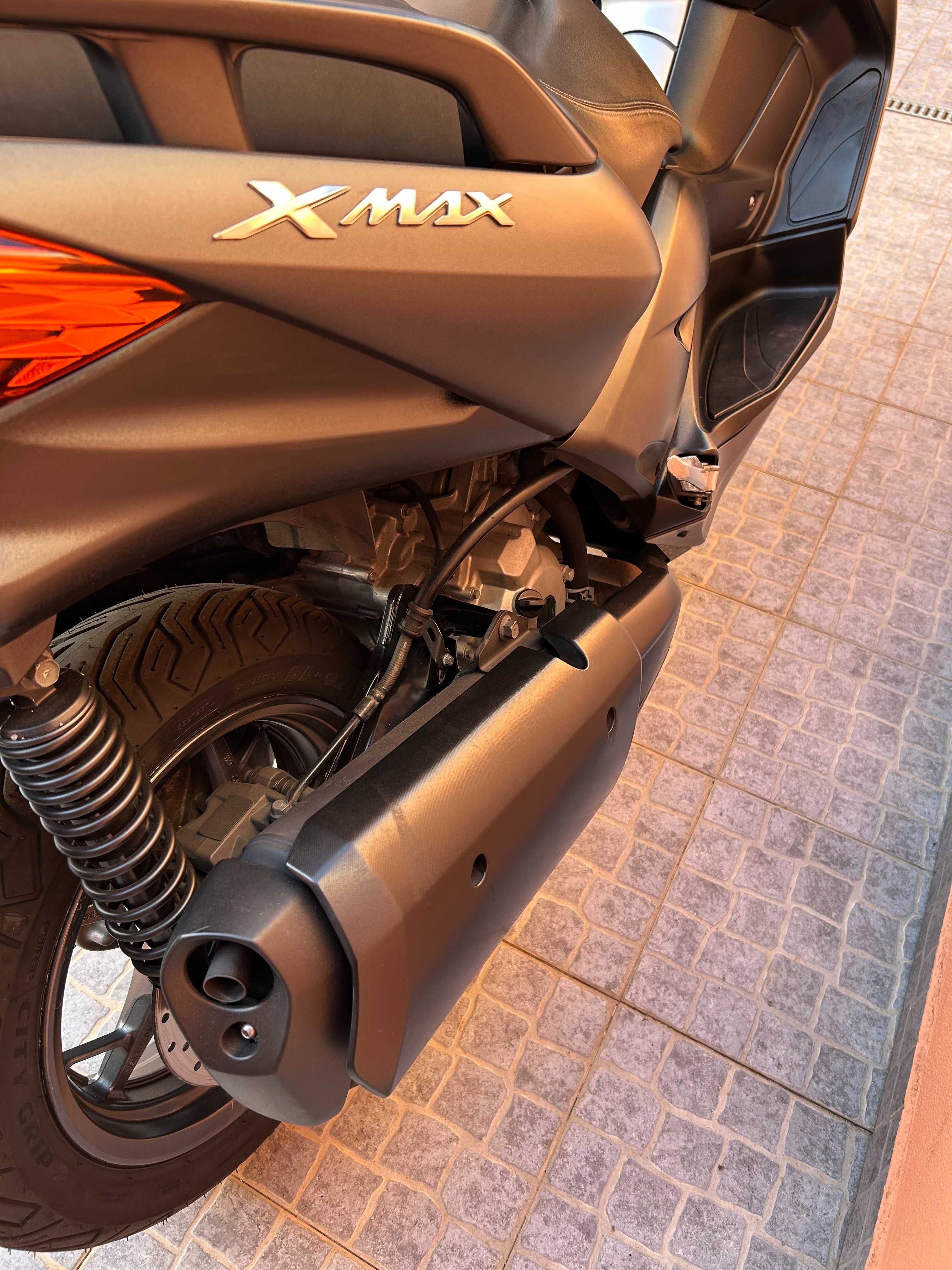 Yamaha xmax 300.