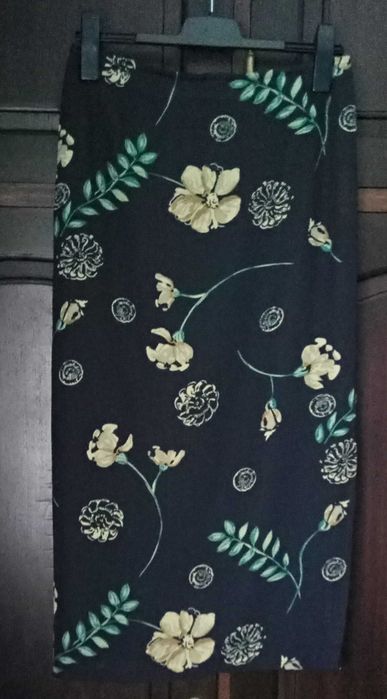Saia chiffon floral em fundo azul marinho - Tamanho 38