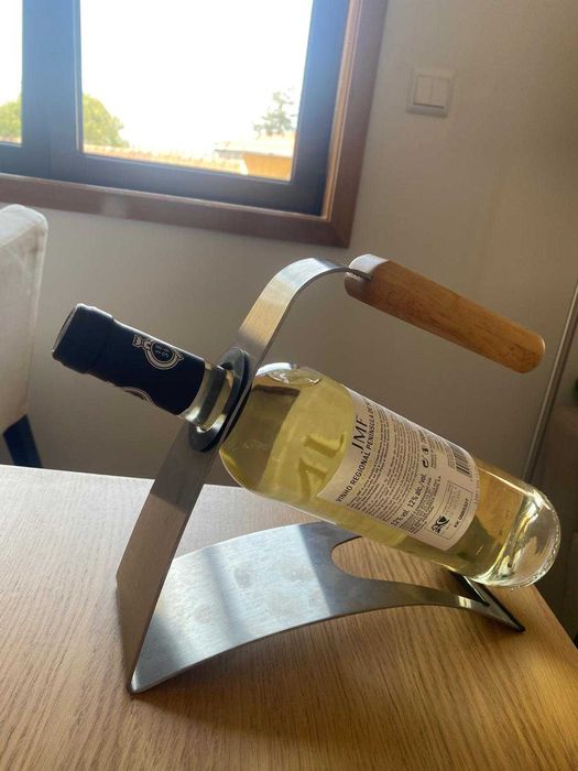 Suporte metálico elegante para servir vinho
