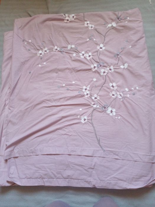 Очень большой  красивый пододеяльник с вышивкой.