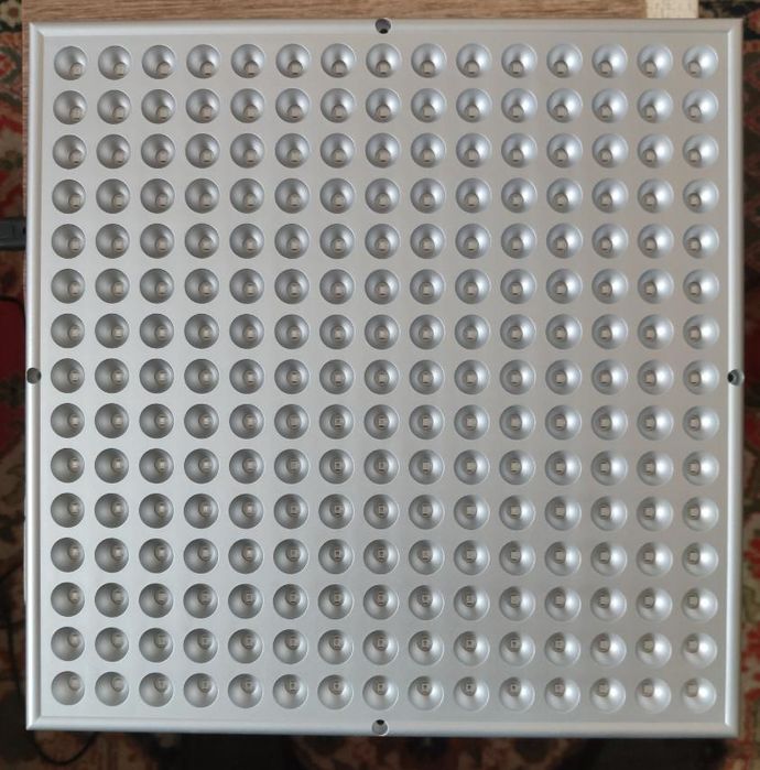 Мини солярий - LED cветильни́к с улътрафиолетовым спектром свечения .