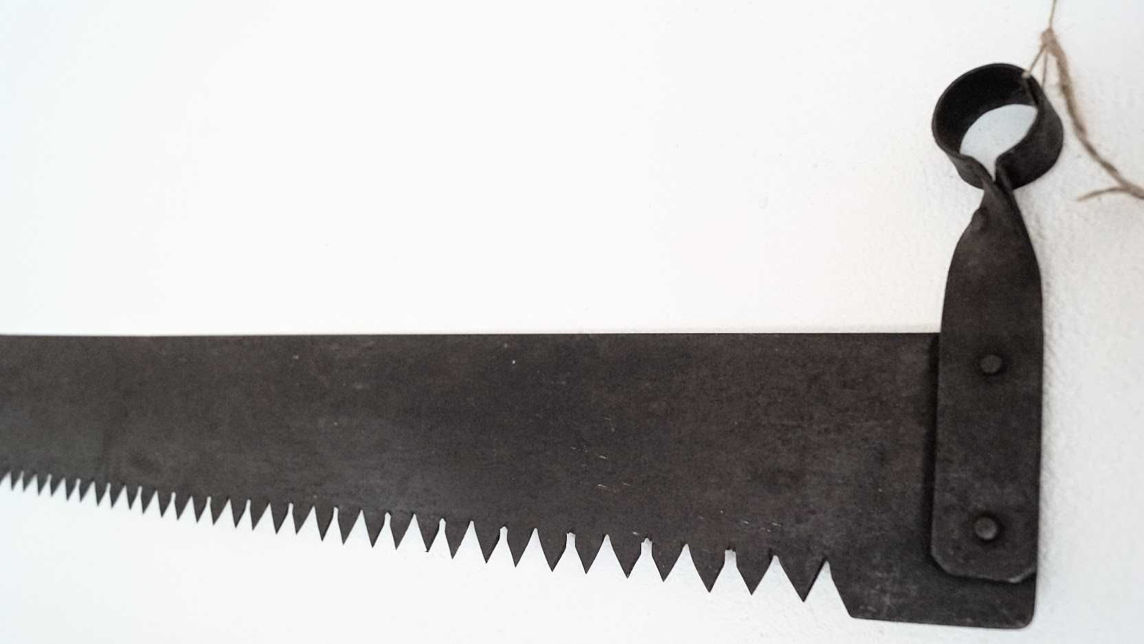 Serra artesanal antiga em ferro de 2 pessoas corte madeira decoração