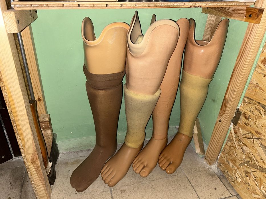 Протези для правої ноги, нижче коліна