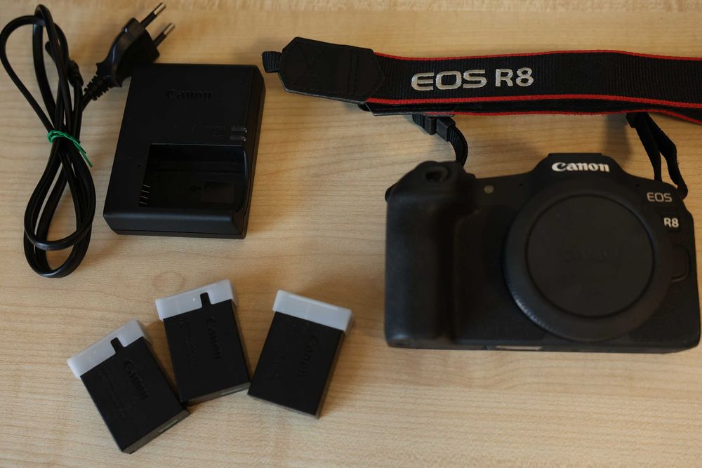 Продам свою камеру Canon r8 (на гарантії) + 3 оригінальні акумулятори