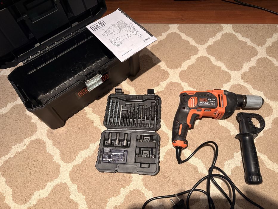 Berbequim Black+Decker 850W com Mala e Acessórios