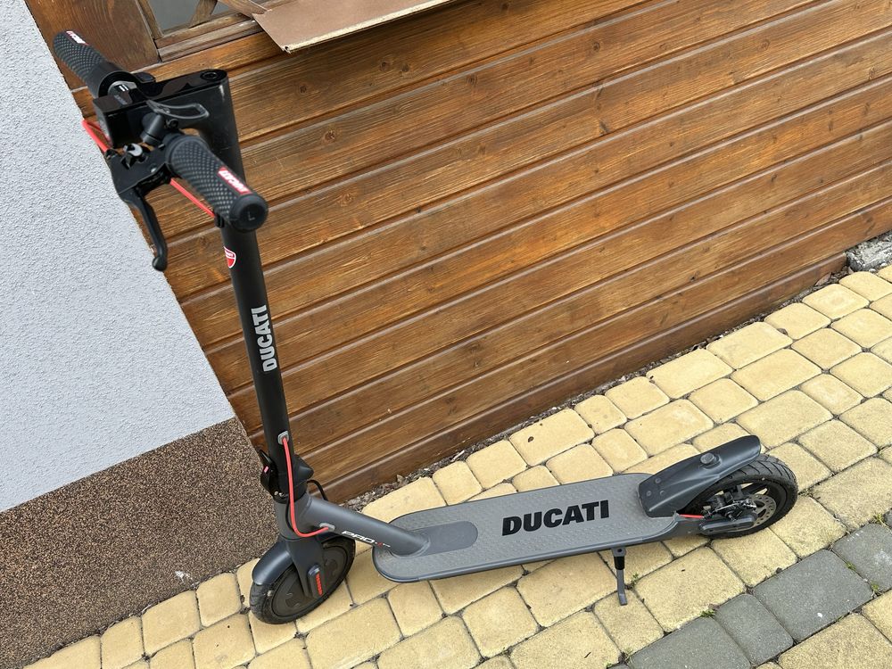 Hulajnoga elektryczna ducati