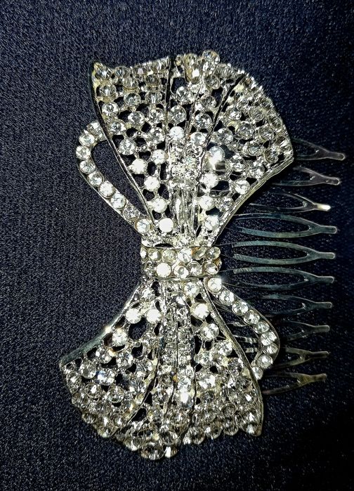 Гребінці  та діадеми у зачіску