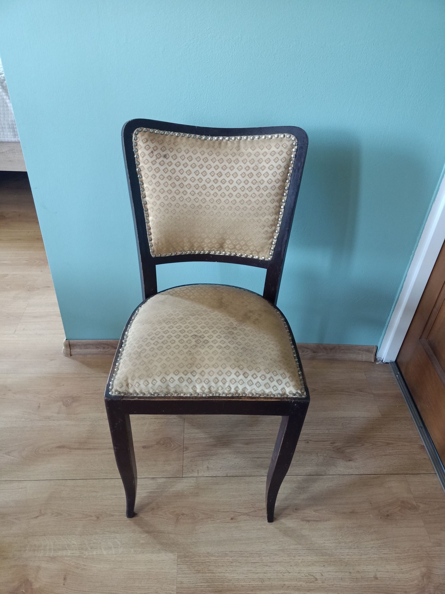 Stare krzesło tapicerowane
