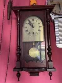 Mechaniczny zegar widzący drewniany