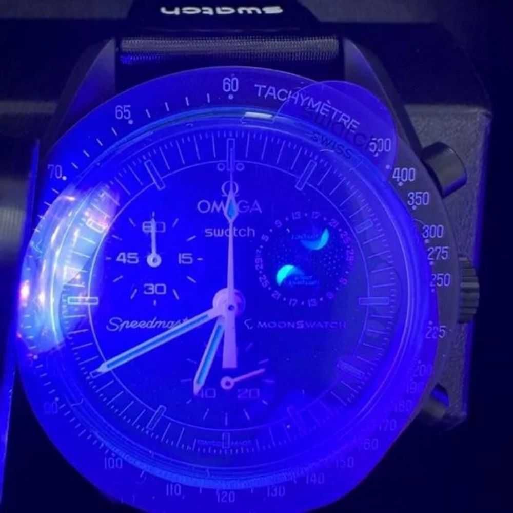 Ekskluzywne SO33B700 - Snoopy x Omega x Swatch Collab
