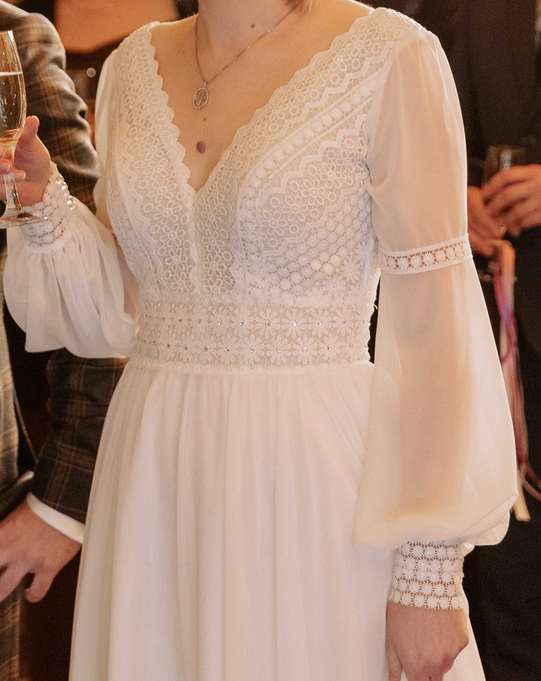 Skromna romantyczna suknia ślubna boho