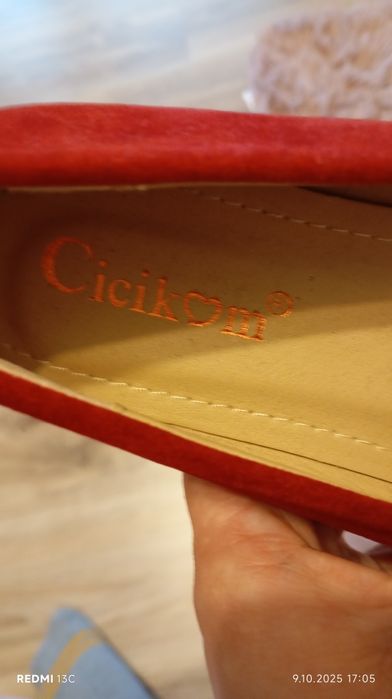 Czerwone, zamszowe baleriny