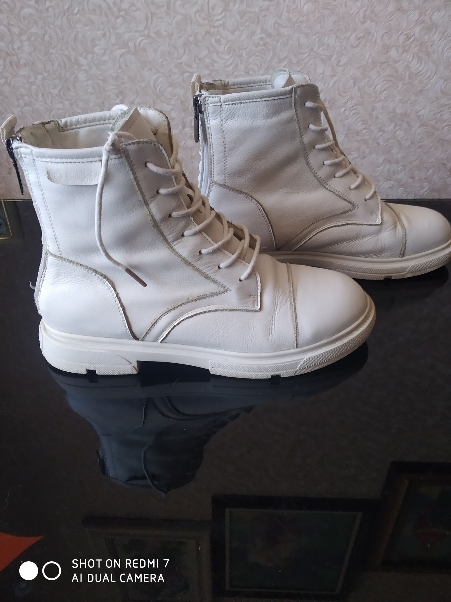 Ботинки кожаные белые