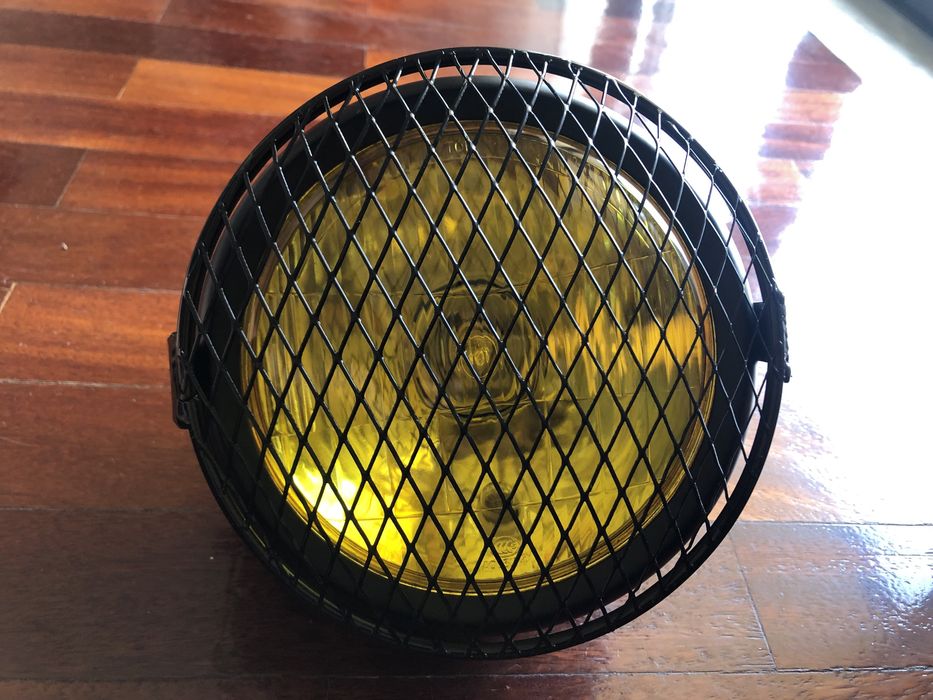 Farol frontal transparente com grelha metálica dois apoios cafe racer