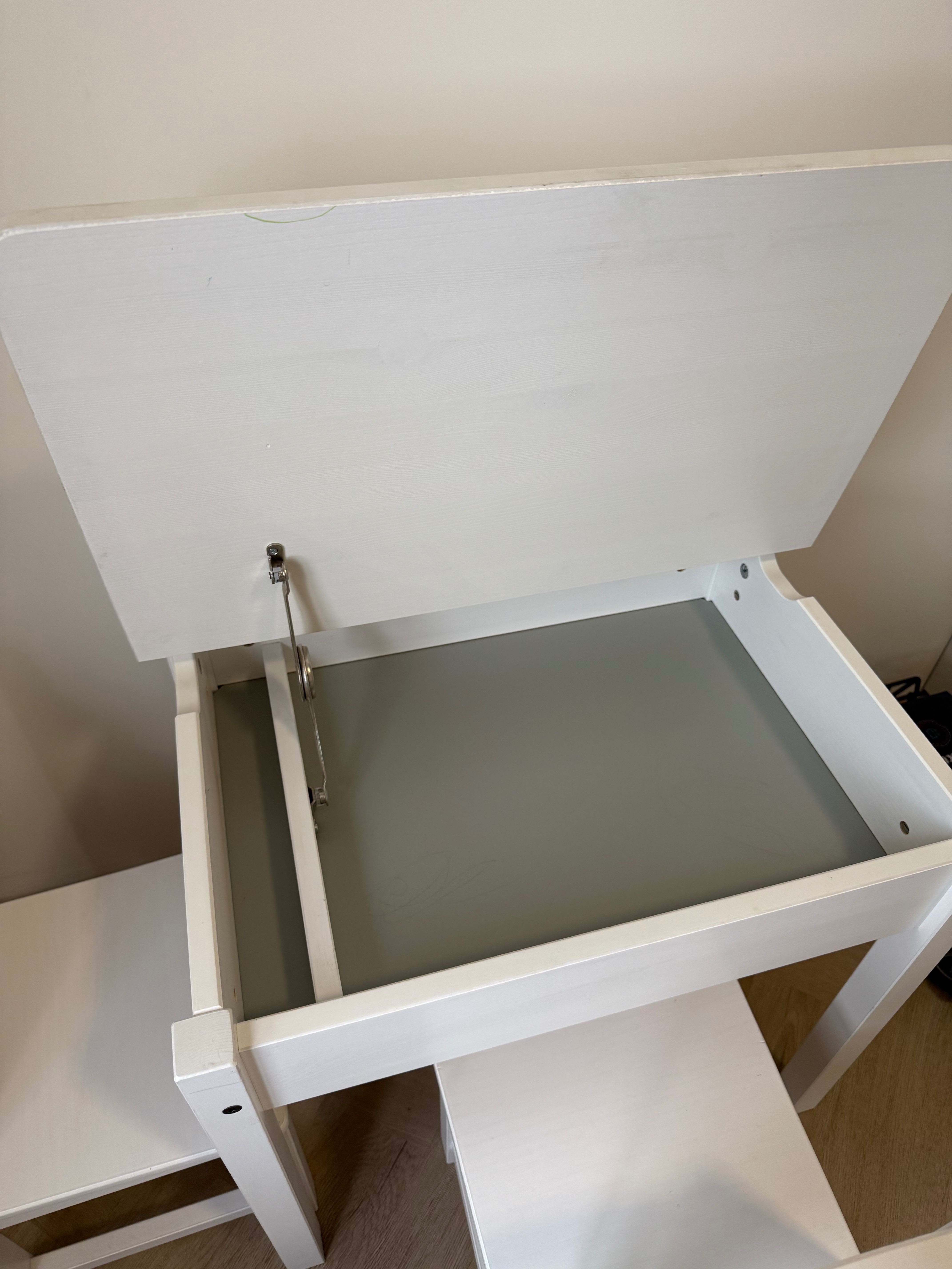 Ikea sundvik biurko dziecięce i dwa krzesełka
